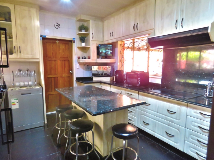 6 Bedroom Property for Sale in Lenasia Ext 3 Gauteng