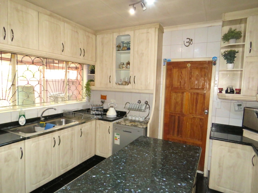 6 Bedroom Property for Sale in Lenasia Ext 3 Gauteng