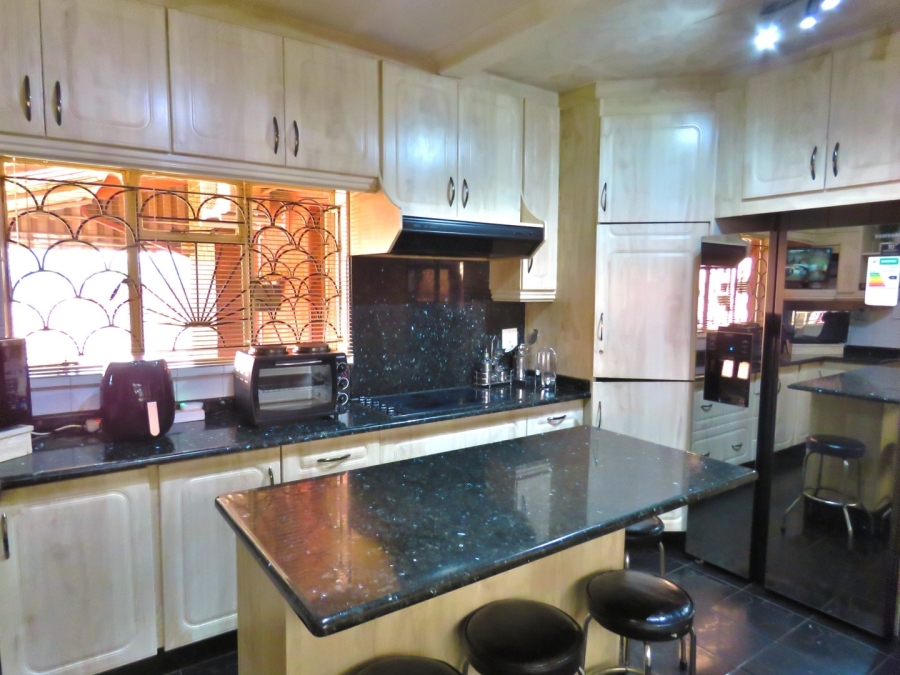 6 Bedroom Property for Sale in Lenasia Ext 3 Gauteng