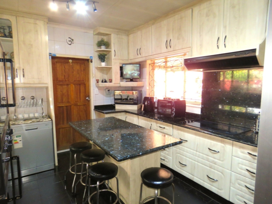 6 Bedroom Property for Sale in Lenasia Ext 3 Gauteng