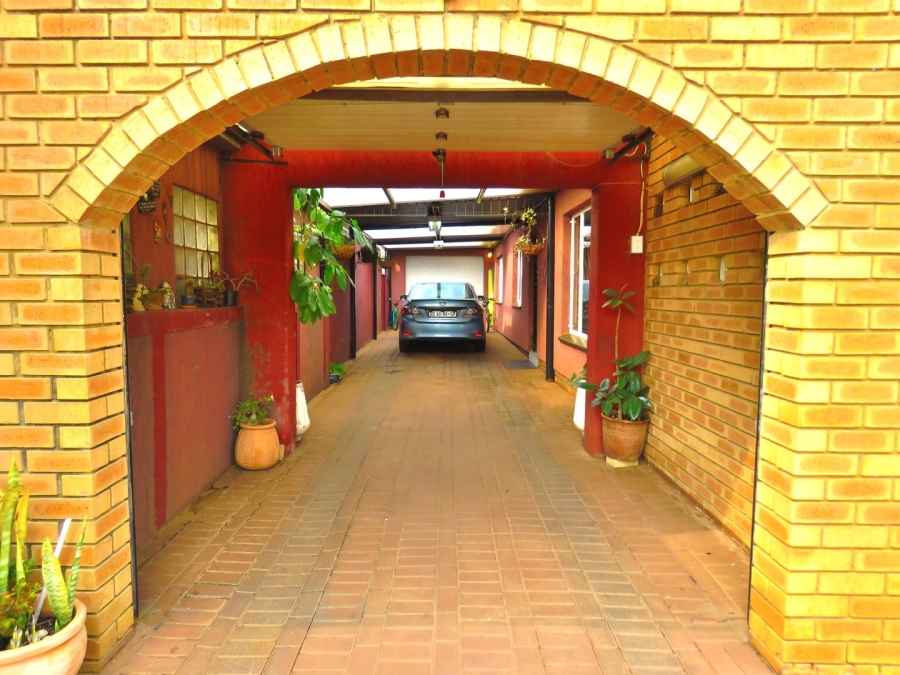 6 Bedroom Property for Sale in Lenasia Ext 3 Gauteng