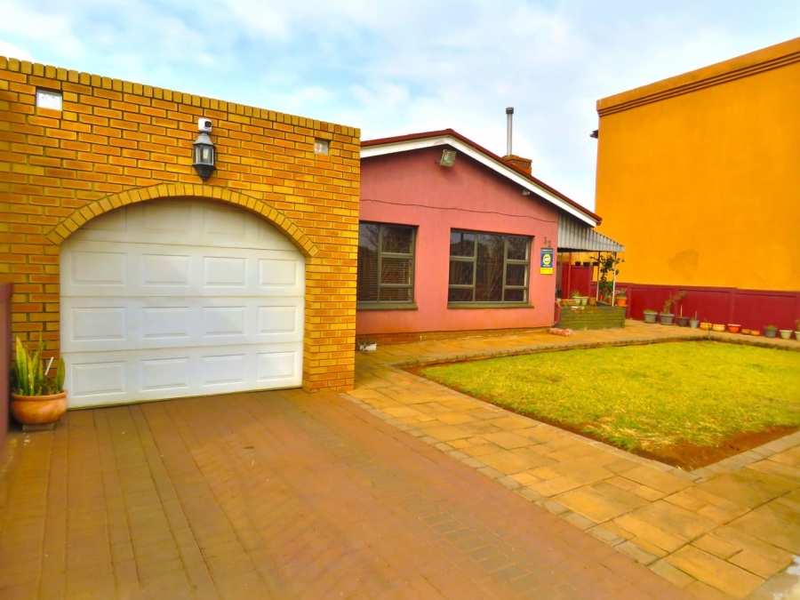 6 Bedroom Property for Sale in Lenasia Ext 3 Gauteng