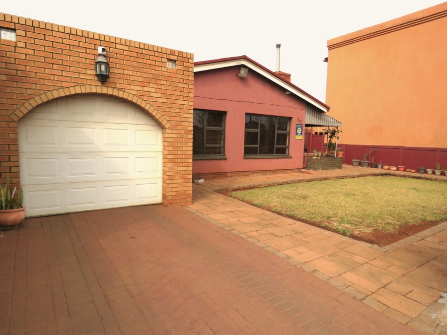 6 Bedroom Property for Sale in Lenasia Ext 3 Gauteng