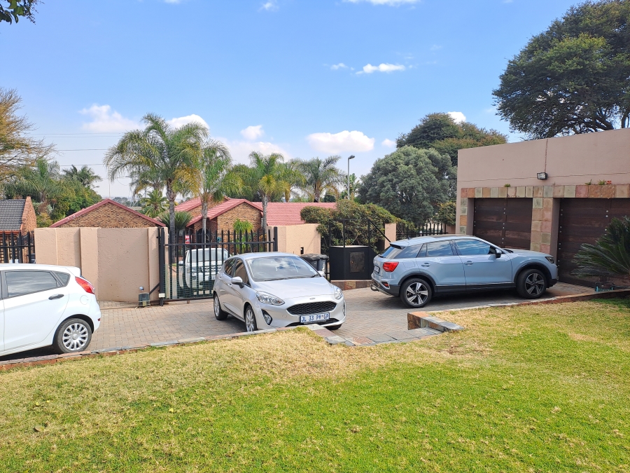 5 Bedroom Property for Sale in Pierre Van Ryneveld Gauteng