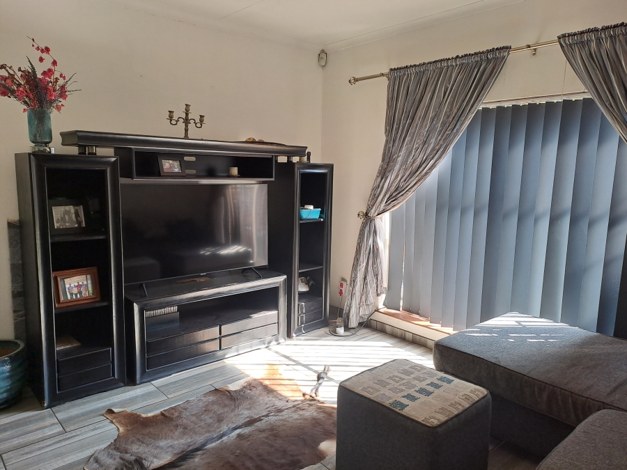 5 Bedroom Property for Sale in Pierre Van Ryneveld Gauteng