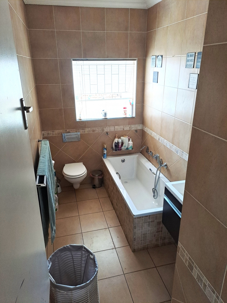 5 Bedroom Property for Sale in Pierre Van Ryneveld Gauteng