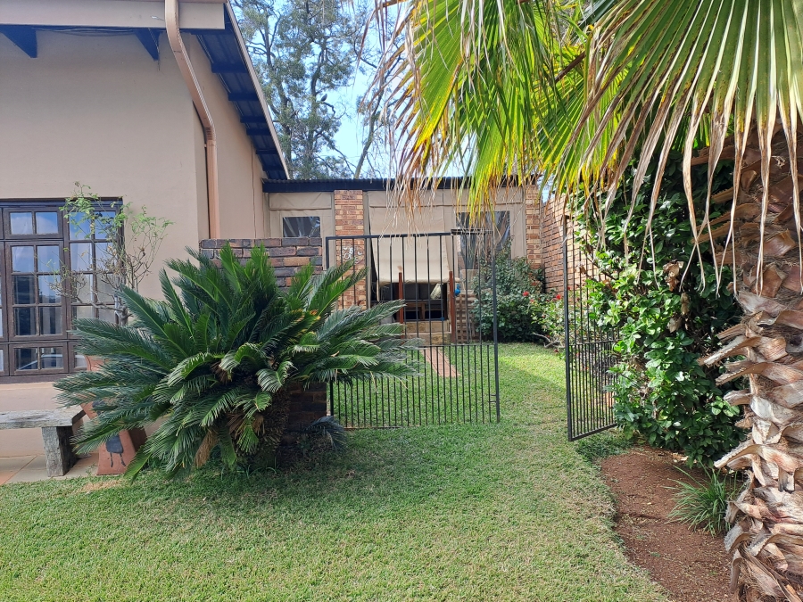 5 Bedroom Property for Sale in Pierre Van Ryneveld Gauteng