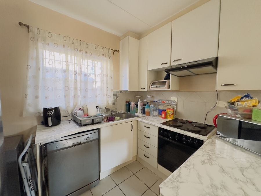2 Bedroom Property for Sale in Mondeor Gauteng