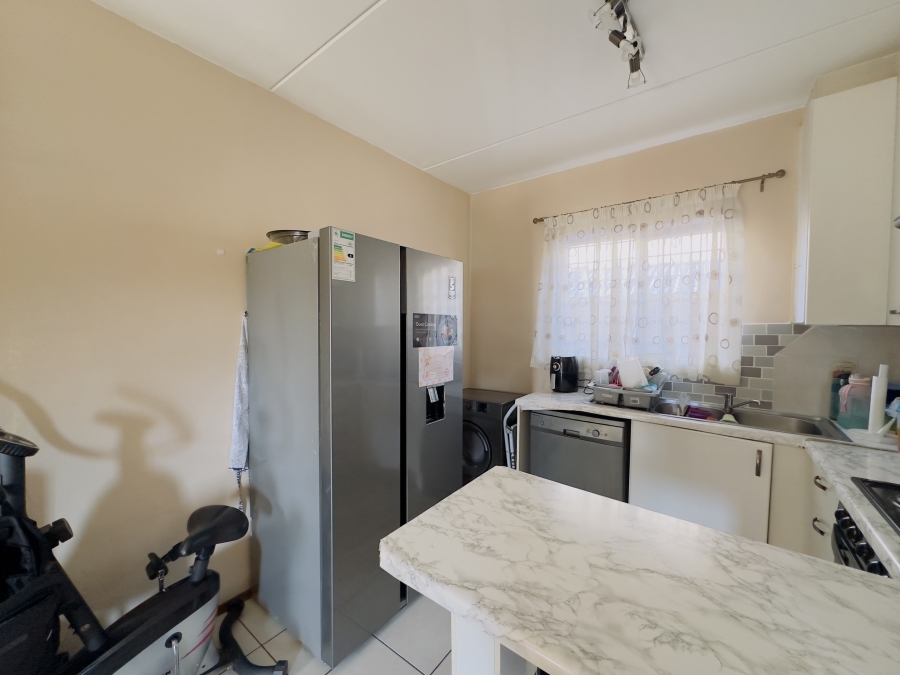2 Bedroom Property for Sale in Mondeor Gauteng