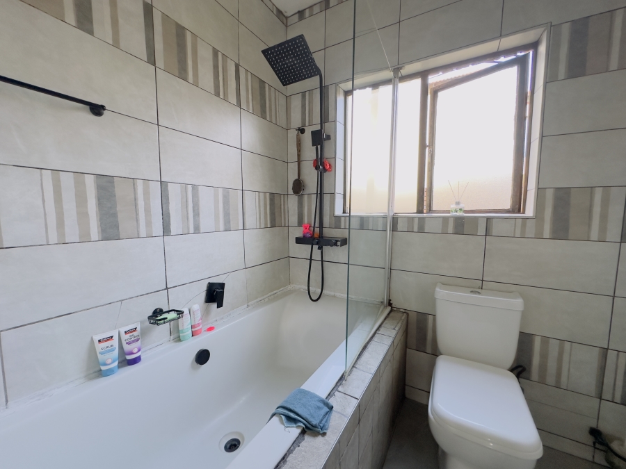 2 Bedroom Property for Sale in Mondeor Gauteng