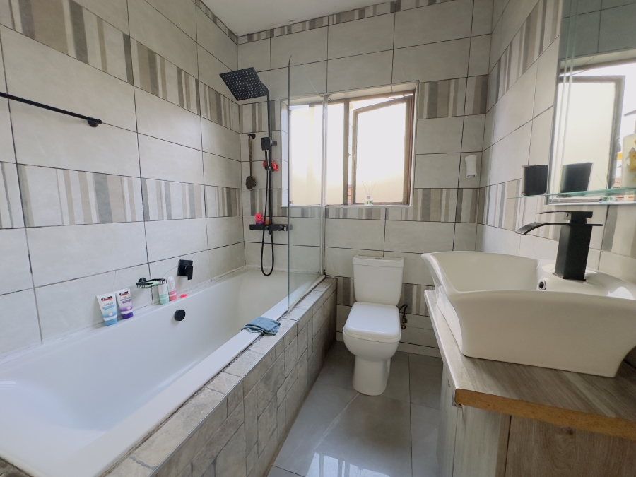 2 Bedroom Property for Sale in Mondeor Gauteng