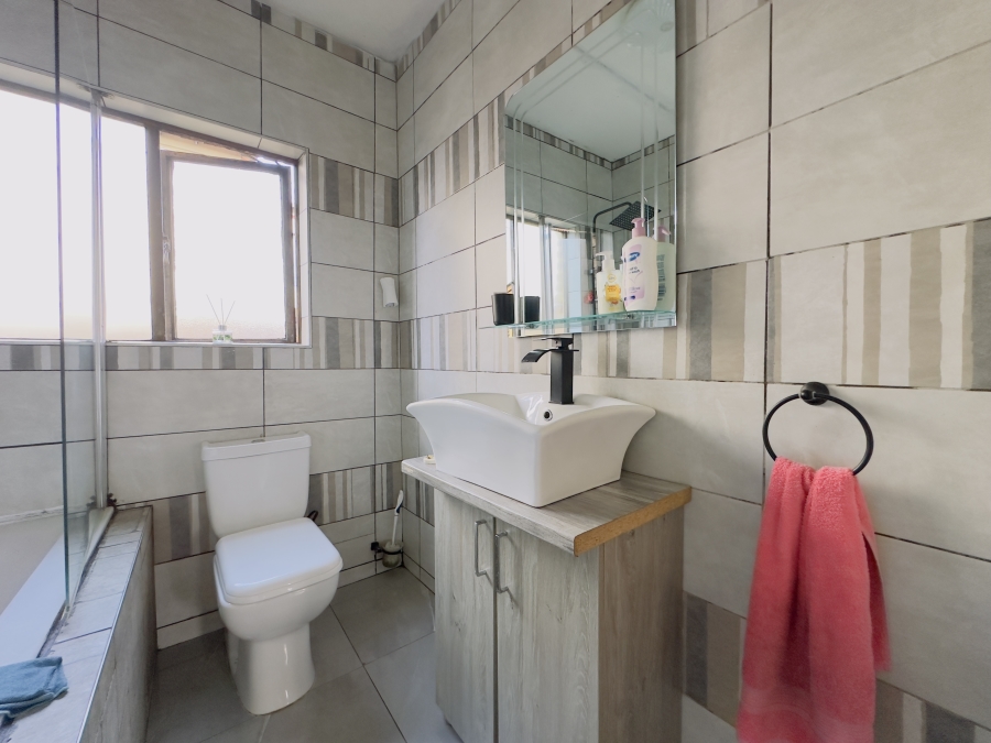 2 Bedroom Property for Sale in Mondeor Gauteng