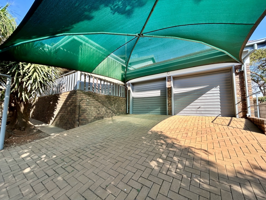 5 Bedroom Property for Sale in Pierre Van Ryneveld Gauteng