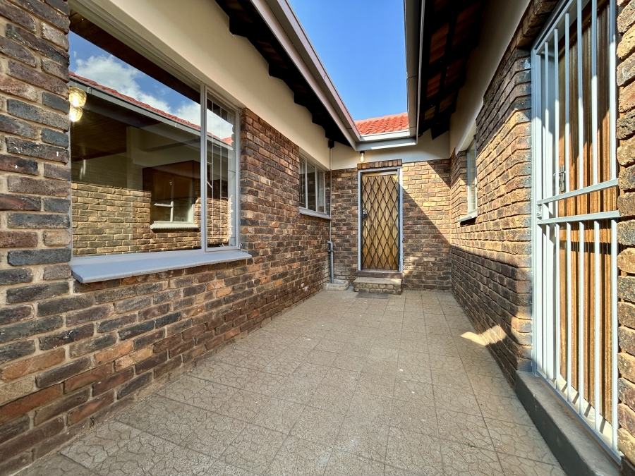 5 Bedroom Property for Sale in Pierre Van Ryneveld Gauteng