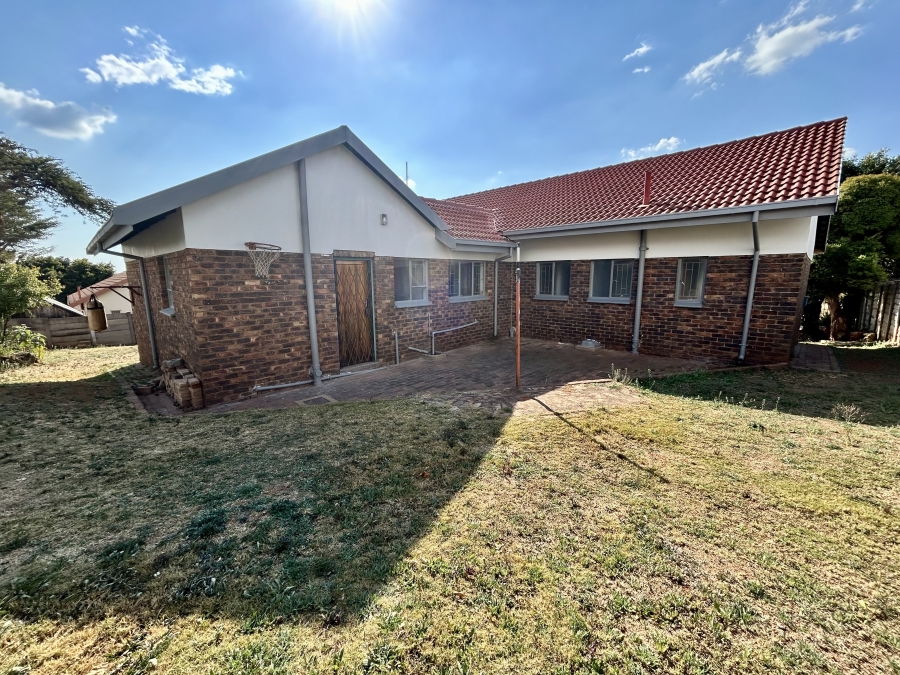 5 Bedroom Property for Sale in Pierre Van Ryneveld Gauteng