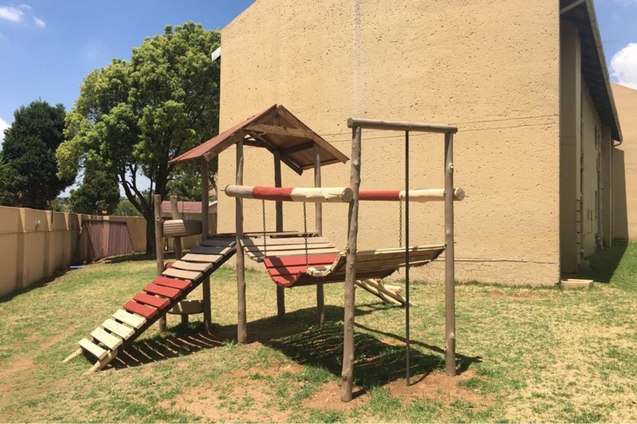 To Let 2 Bedroom Property for Rent in Vorna Valley Gauteng