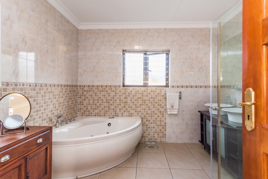 6 Bedroom Property for Sale in Constantia Kloof Gauteng