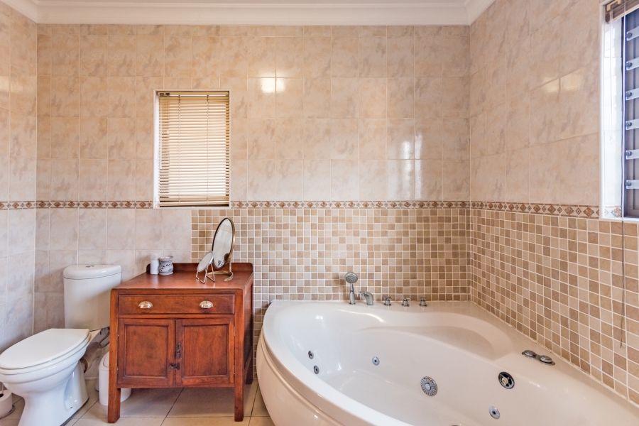 6 Bedroom Property for Sale in Constantia Kloof Gauteng