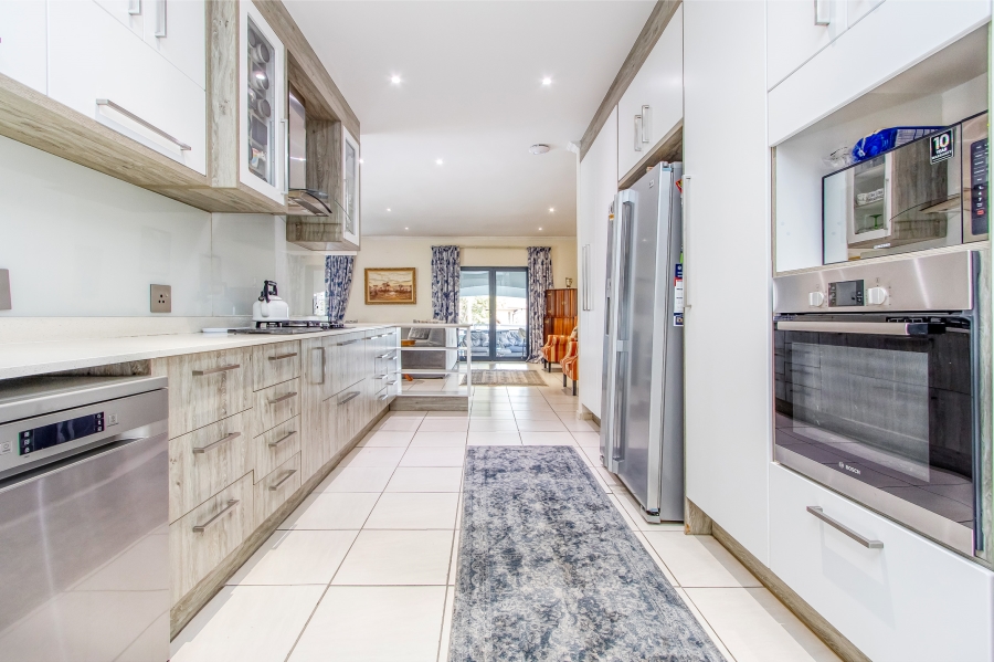 4 Bedroom Property for Sale in Featherbrooke Estate Gauteng