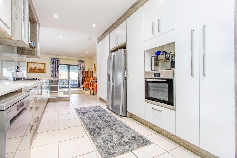 4 Bedroom Property for Sale in Featherbrooke Estate Gauteng