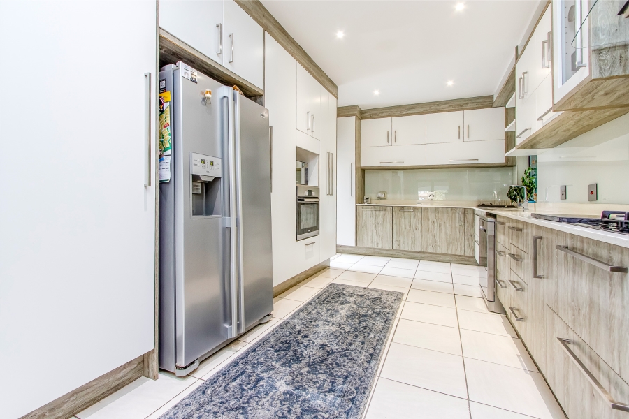 4 Bedroom Property for Sale in Featherbrooke Estate Gauteng