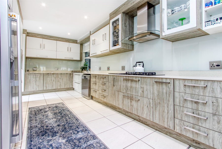 4 Bedroom Property for Sale in Featherbrooke Estate Gauteng