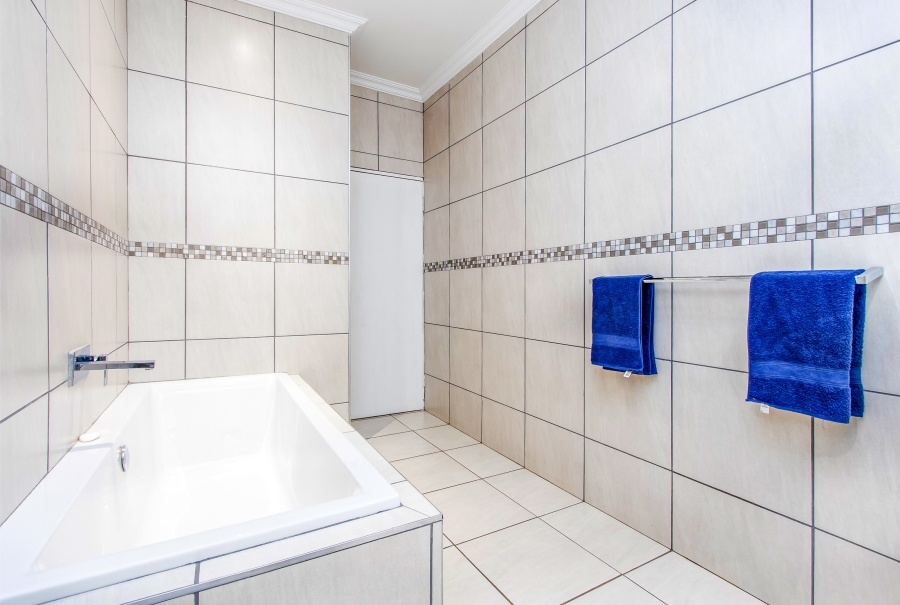 4 Bedroom Property for Sale in Featherbrooke Estate Gauteng