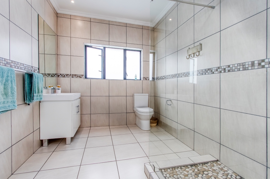 4 Bedroom Property for Sale in Featherbrooke Estate Gauteng