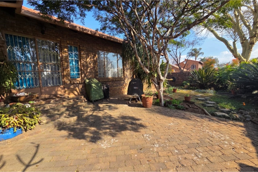 3 Bedroom Property for Sale in Rooihuiskraal North Gauteng