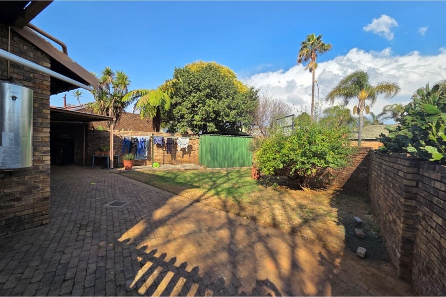 3 Bedroom Property for Sale in Rooihuiskraal North Gauteng