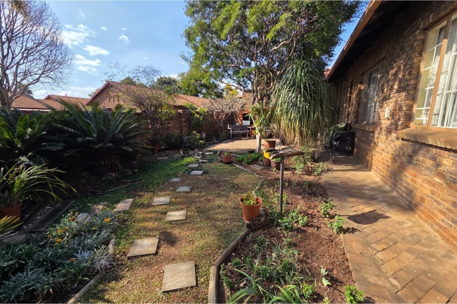 3 Bedroom Property for Sale in Rooihuiskraal North Gauteng