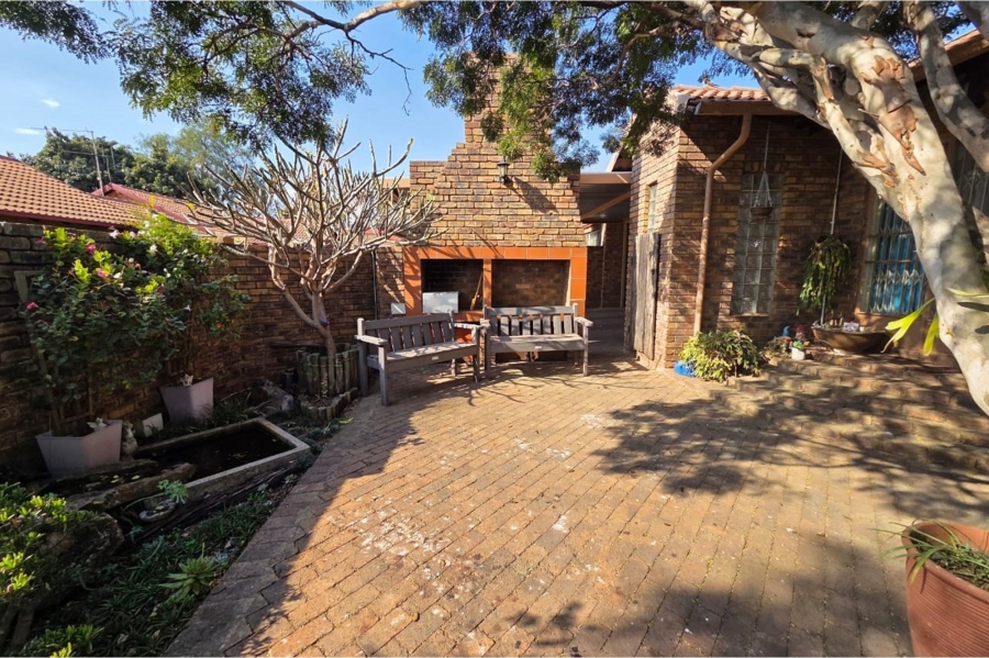 3 Bedroom Property for Sale in Rooihuiskraal North Gauteng