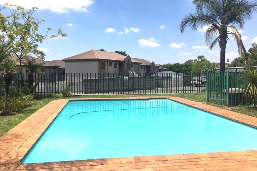 To Let 2 Bedroom Property for Rent in Vorna Valley Gauteng