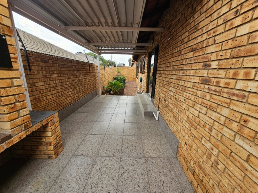 3 Bedroom Property for Sale in New Redruth Gauteng