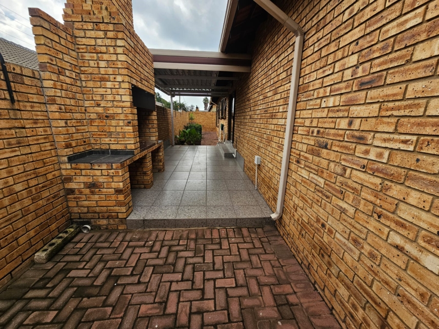 3 Bedroom Property for Sale in New Redruth Gauteng