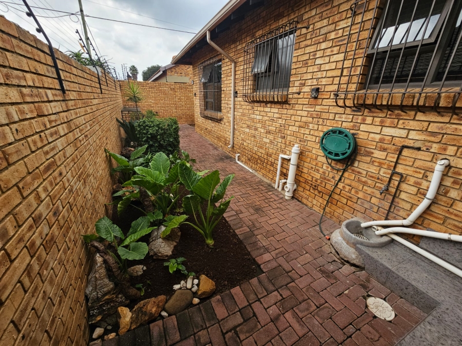 3 Bedroom Property for Sale in New Redruth Gauteng