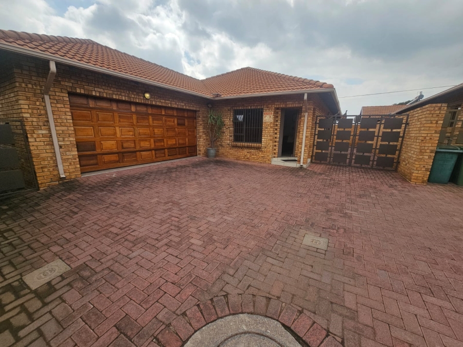 3 Bedroom Property for Sale in New Redruth Gauteng