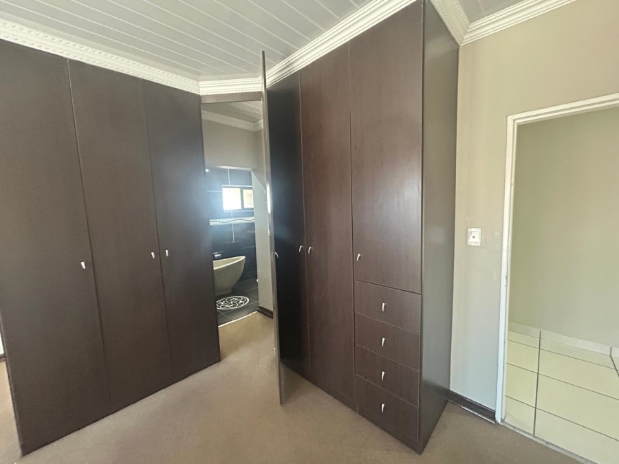5 Bedroom Property for Sale in Sonneveld Gauteng