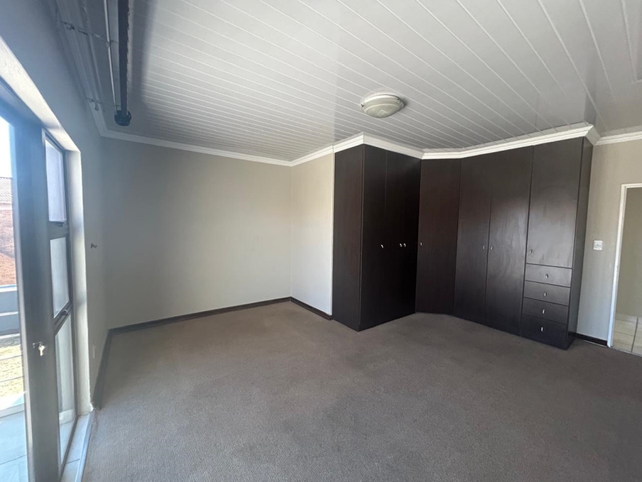 5 Bedroom Property for Sale in Sonneveld Gauteng