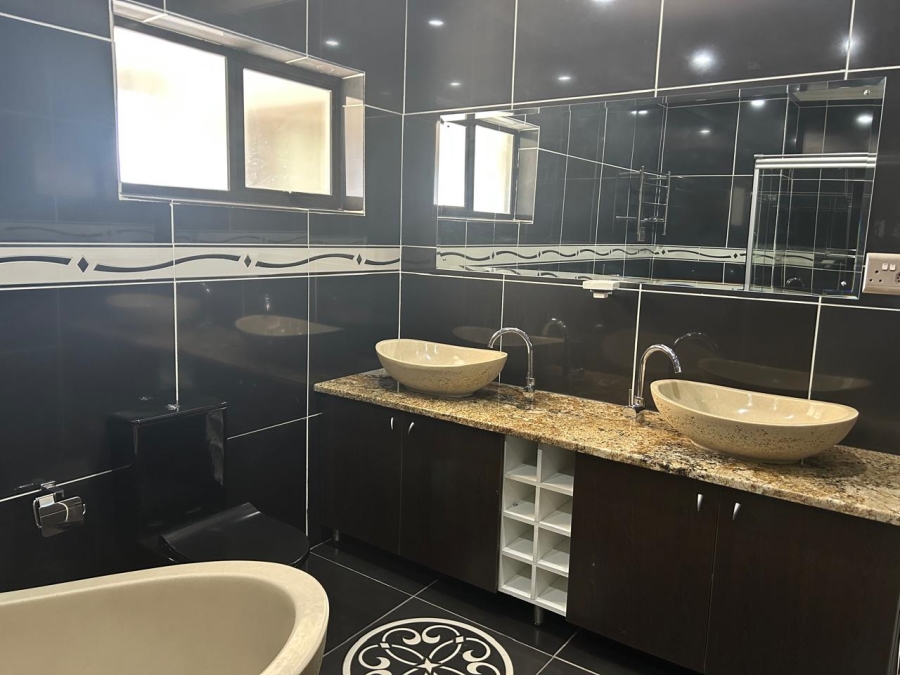5 Bedroom Property for Sale in Sonneveld Gauteng