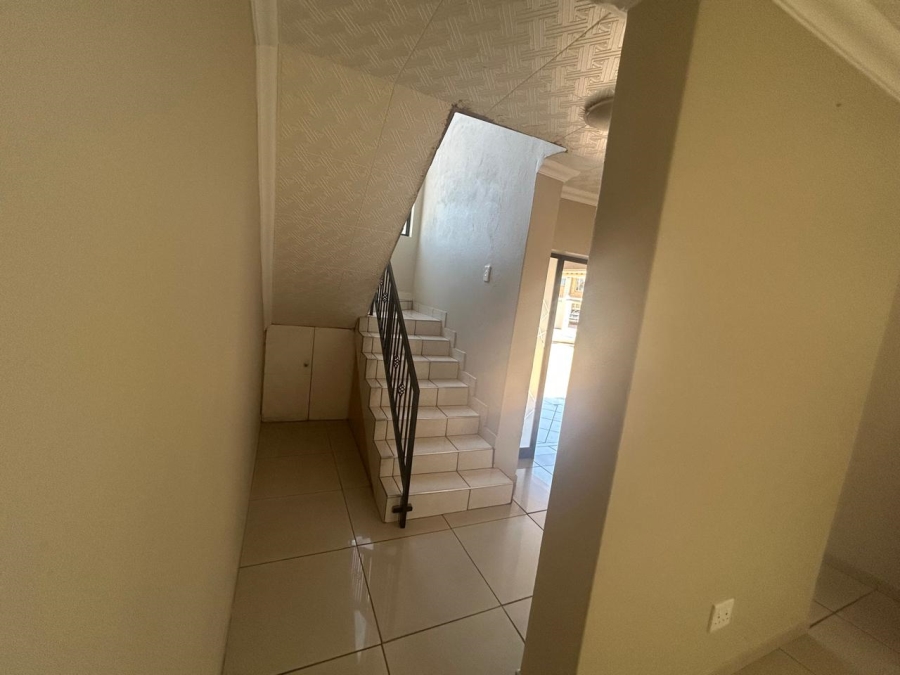 5 Bedroom Property for Sale in Sonneveld Gauteng