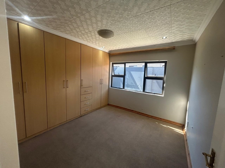5 Bedroom Property for Sale in Sonneveld Gauteng