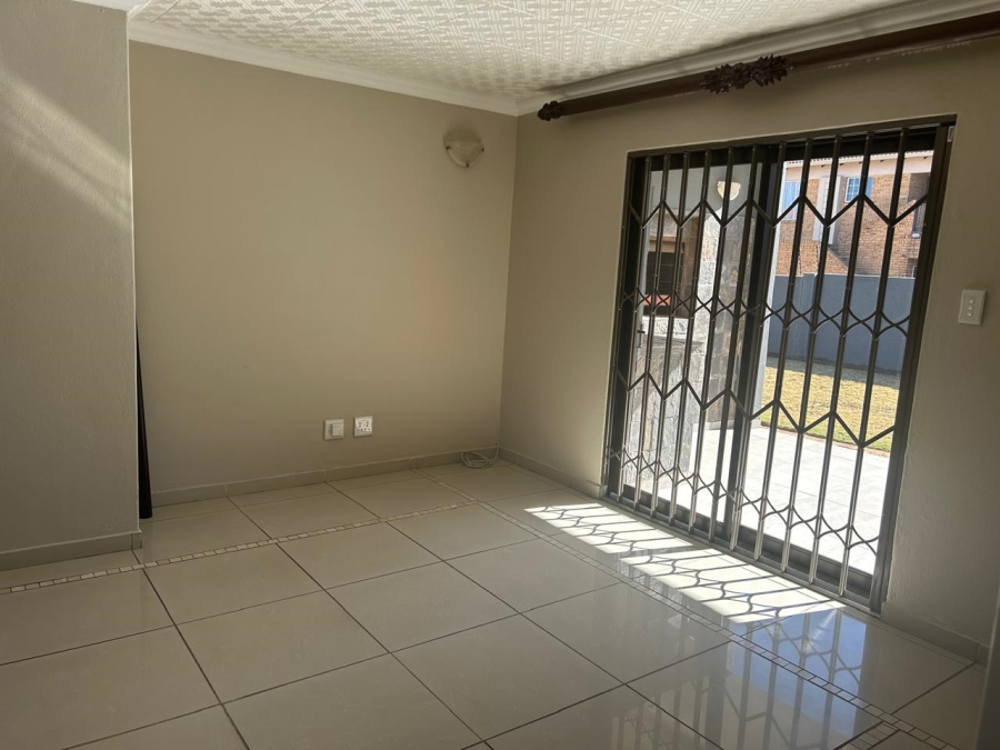 5 Bedroom Property for Sale in Sonneveld Gauteng