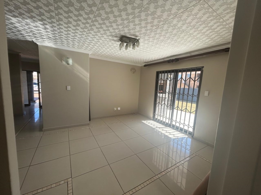 5 Bedroom Property for Sale in Sonneveld Gauteng