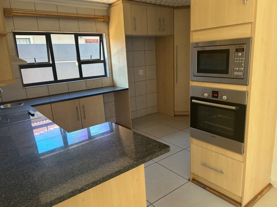 5 Bedroom Property for Sale in Sonneveld Gauteng