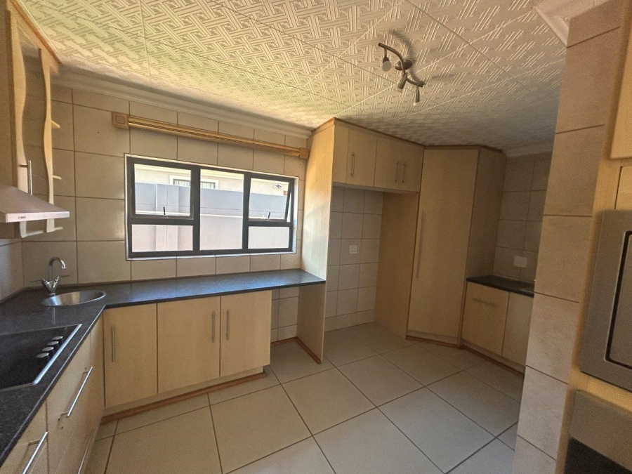 5 Bedroom Property for Sale in Sonneveld Gauteng