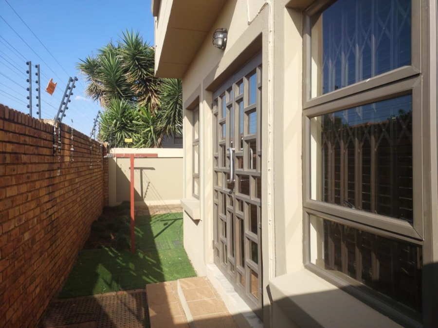 3 Bedroom Property for Sale in Sonneveld Gauteng