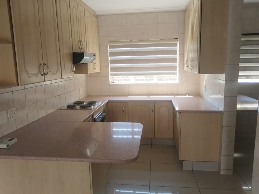 To Let 2 Bedroom Property for Rent in Thatchfield Cresent Gauteng