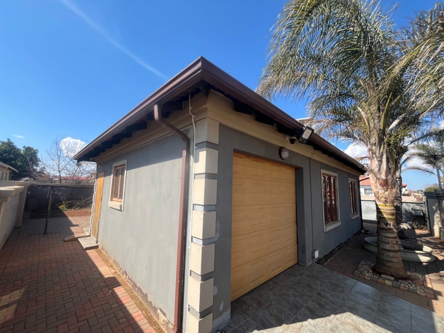 2 Bedroom Property for Sale in Dawn Park Gauteng