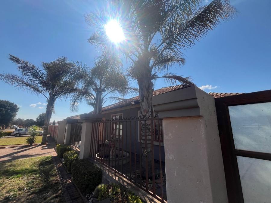 2 Bedroom Property for Sale in Dawn Park Gauteng